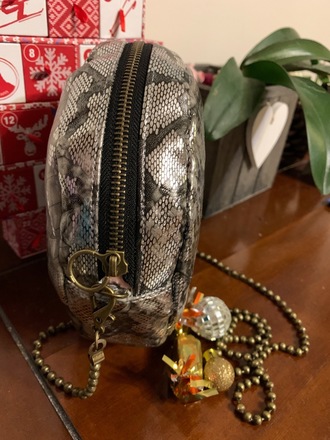 Sac rond simili cuir serpent argent gris et noir Creachic
