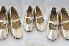 Renting out with online payment: Fisher Price gold baby slippers - 6 months - size 22