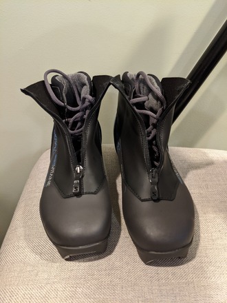 XC (Cross Country) Ski Boots US Size 7 women's