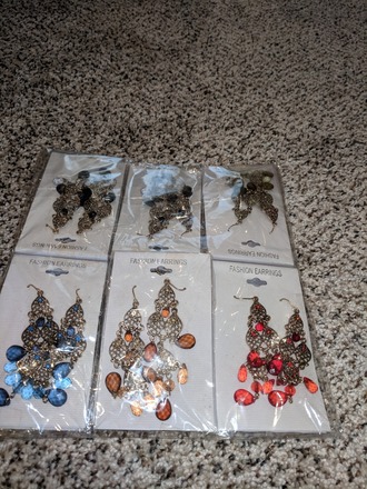 Assortment of NEW jewelry 320 pieces