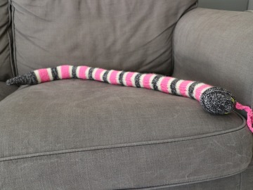 Sale retail: Peluche serpent tricoté