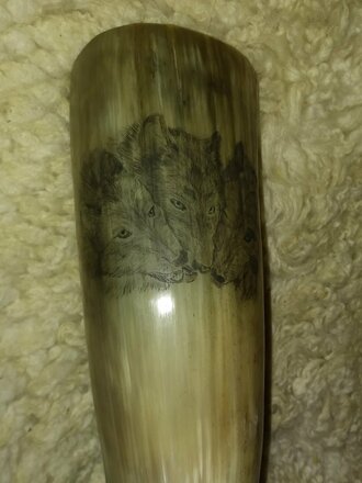 Trinkhorn mit Scrimshaw-Gravur