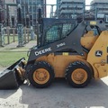 En alquiler: Minicargadora John Deere 318G con A/A.