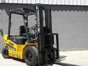 En alquiler: Autoelevador de 2.5 toneladas Diesel