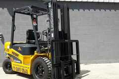En alquiler: Autoelevador de 2.5 toneladas Diesel