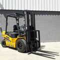 En alquiler: Autoelevador de 2.5 toneladas Diesel