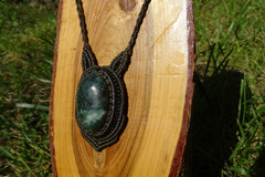  Selger med angrerett (kommersiell selger): handgemachte Halskette in Makramee, dunkel-olivengrün, Jadestein