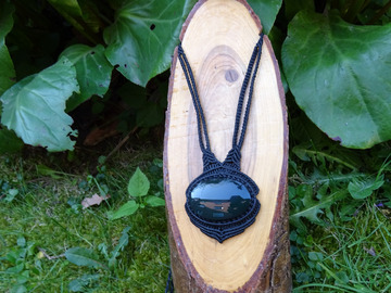  Försäljning med ångerrätt (kommersiell säljare): schwarze Halskette mit Obsidian in Makramee geknotet, Unikat