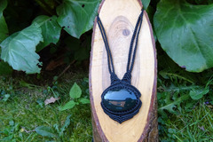 Venda com direito de retirada (vendedor comercial): schwarze Halskette mit Obsidian in Makramee geknotet, Unikat