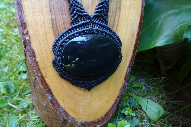 schwarze Halskette mit Obsidian in Makramee geknotet, Unikat