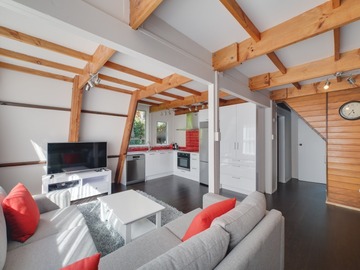 Book on LiveLocal or Other Platforms: Awesome 3 Bed Rotorua Lake House