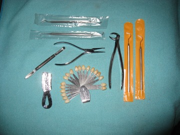 Gebruikte apparatuur: Diverse extractie tangen en dentale instrumenten