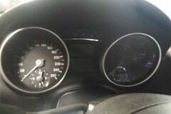 Selling with online payment: 2010 Mercedes ML - Speedometer