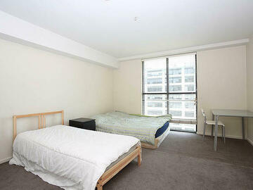 Renting out:    Melbourne VIC ,Two level furnished apartment with oversized be