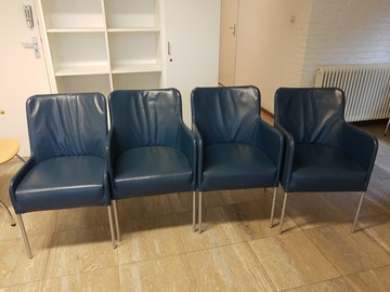 Gebruikte apparatuur: 4 blauwe leren stoelen