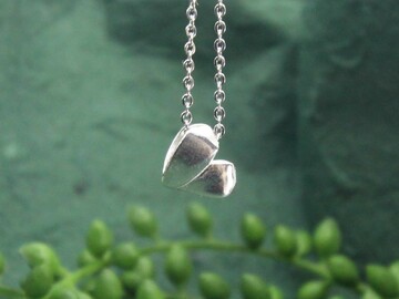  : dainty folding heart pendant