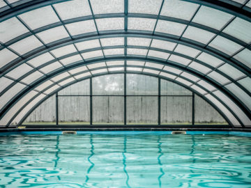Vermietung Pool pro Stunde: Kleiner privater überdachter Swimminpool mit Gegenstromanlage