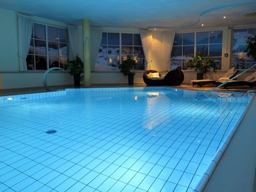 Rent Pool with own Price category: Privater Pool im Haus überdacht