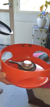 Retkikeitin, palo- tai lamppuöljyllä toimiva