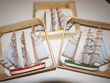 Vente: 3 petits navires en bois encadrés