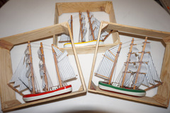 Vente: 3 petits navires en bois encadrés