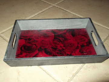 Vente au détail: Plateau et ses roses rouges