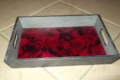 Vente au détail: Plateau et ses roses rouges