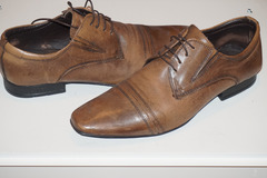 Don: Donne une paire de chaussures en cuir - Pointure 43-44