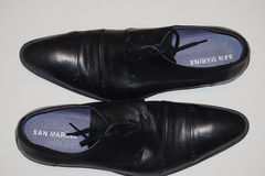 Don: Donne une paire de chaussures en cuir noir - pointure 43/44