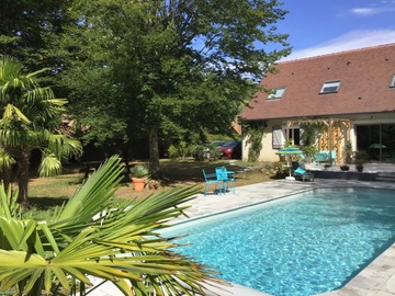 NOS JARDINS A LOUER: Grande piscine chauffée en lisière de forêt proche Fontainebleau 