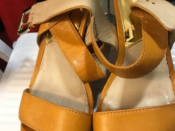 Selling : A pair of Heel shoes