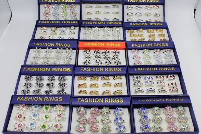 600 Fashion Rings in Display Boxes  (Only .14 each) 