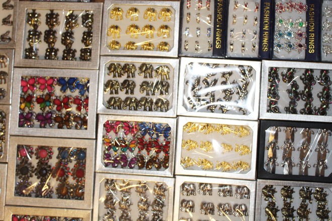 600 Fashion Rings in Display Boxes  (Only .14 each) 