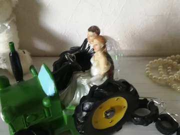 Myydään (Yksityinen): Kakunkoriste hääpari traktorin kyydissä 