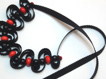  : Little black necklace with red pop