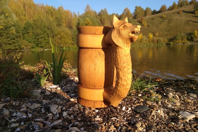 Wooden mug with wolf as handle