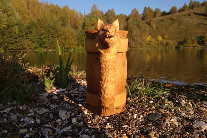 Wooden mug with wolf as handle