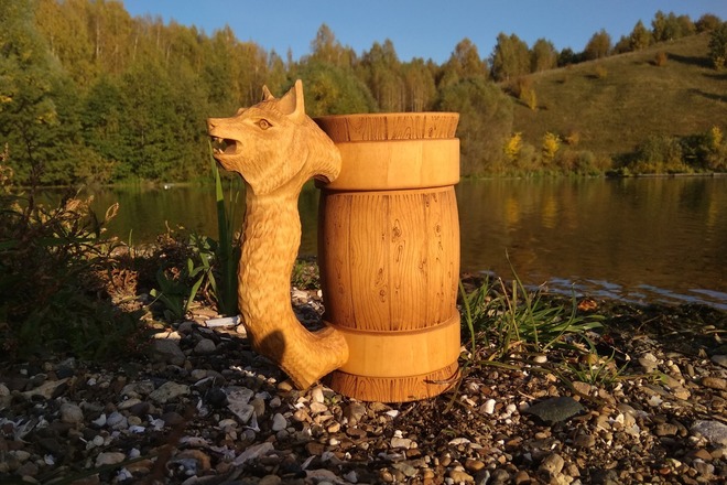 Wooden mug with wolf as handle
