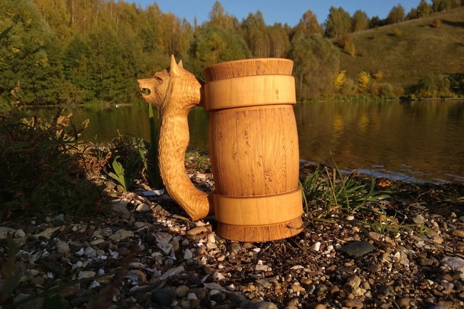 Wooden mug with wolf as handle