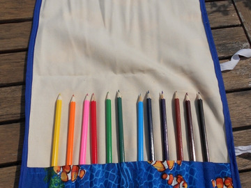 Vente au détail: Trousse enroulable 12 crayons thème mer