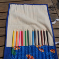 Vente au détail: Trousse enroulable 12 crayons thème mer