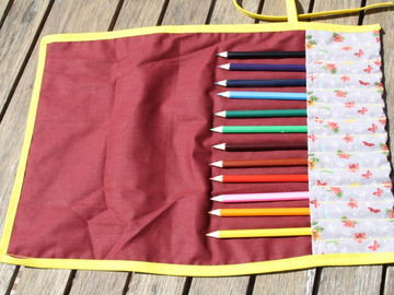 Vente au détail: Trousse enroulable 12 crayons à papillons