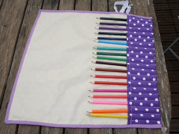 Vente au détail: Trousse enroulable 18 crayons à pois