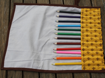 Vente au détail: Trousse enroulable 12 crayons jaune