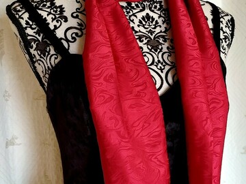 Sale retail: Foulard polyester rouge satiné à motifs fantaisie