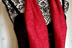 Sale retail: Foulard polyester rouge satiné à motifs fantaisie