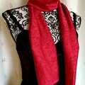 Vente au détail: Foulard polyester rouge satiné à motifs fantaisie