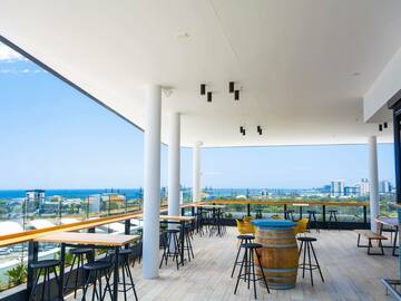 Walk-in: Watch airplanes take-off while you work, at this rooftop bar