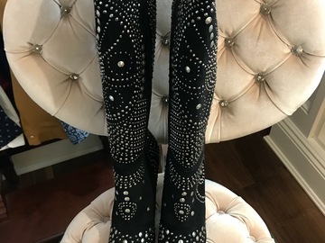 Selling : A PAIR OF BOOTS  IN LEATHER