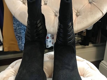 Selling : A PAIR OF BOOTS IN LEATHER 